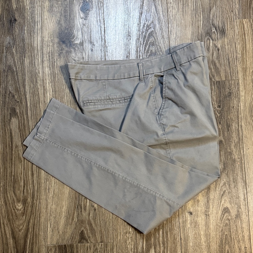 Old Navy Women's Light Gray Cropped Pants